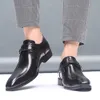 Scarpe eleganti in pelle verniciata Mocassini a punta di lusso da uomo Scarpe da uomo da discoteca nere stile britannico con fondo spesso e tacco basso