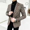 豪華なブリティッシュスタイルの格子縞の格子縞のブレザースーツジャケットカジュアルウールウェディングドレスコートシングルビジネス男性ボタンベストコスチューム258s