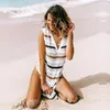 Striped Swim Wear Sexig Beach Cover Up Crochet Hoodie Bikini Klänning Ladies Badkläder Coverups Tunika Saida de Praia