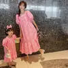 Rodzina spojrzenie matka córka luźna sukienka ubrania lato pasujące stroje 210521