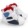 Primi camminatori appena nati Scarpe da culla da basket in pelle per bambini Sneakers sportive per bambini Stivali moda per bambini Pantofole per bambini Suola morbida Suola invernale Mocassino caldo