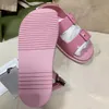 Lyxig designer kvinnor sandaler 2021 Mode sommar rosa lägenheter strand tofflor kvinna utomhus casual glides resa skor