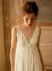 Летний модальный внутренний старинные винтажные без рукавов спящие одежды Элегантная женская принцесса белая марлевая кружева длинные ночные рубашки свободные королевские ночные одежды 210924