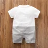 Aankomst zomer en lente baby jongen gentleman faux-twee overalls romper (losse vorm) kleding 210528