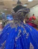 2023 الترتر اللامع تول فساتين Quinceanera Toyal الأزرق والذهبي الخرز المطرزة كريستال فستاين سهرة / فساتين الحفلات قبالة الكتف الحلو 16 فستان 15 الفتيات