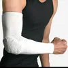 Pads de genou en coude 1pc basketball football sport tampon respirant la protection UV manche de bras tir en nid d'abeille à l'épreuve de crash sport3090521