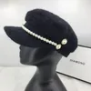 Pearl Chain Berets White Black Winter Ciepły Faux Fur Lady Ośmiokątne Kapelusz Kobiety Leisure Daszek Czapki