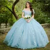 Açık Mavi Quinceanera Elbiseler Kapalı Omuz Tül Korse Geri 3D Çiçek Dantel Aplike Boncuklu Custom Made Prenses Tatlı 16 Balo Pageant Balo Vestidos