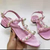 夏のピンクの真珠のTストラップチャンキーヒール女性パーティーシューズシルクピープトウサンダルウェディング2021