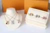 Europa Amerika Mode Stijl Sieraden Sets Dame Dames Goud / Zilver / Rose-Color Hardware Gegraveerde V Initialen Gekleurde Crystal Dice Hanger Ketting Oorbellen