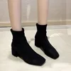 2021 새로운 겨울 부츠 여성 신발 여성용 짧은 발목 부츠에있는 솔리드 무리 미끄러짐 여성용 광장 하이힐 부츠 Botas Mujer