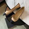Chanells Leather Best-kvalitet högkvalitativa lägenheter äkta kvinnor skor lyxdesigner guldkedja slip-on spetsig tå 489