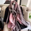 En gros Classique Designer Foulards En Soie écharpe Femmes Mode Long Cou Hiver Laine Écharpes Conception Cachemire Écharpe Mâle Chaud Plaid Coton Châle Wraps