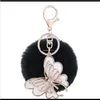 Keychains mode -accessoires drop levering 2021 echte konijn pom poms sleutelhanger kristal vlinder charmes zachte bont bont goud metalen sleutelhangers p.