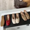 Mulheres Mules vestido Sapatos de festa Primavera Verão Moda Quadrado Fechado Toe Flats Senhoras Bege Couro Plissado Sandálias Casuais Feminino Chinelos