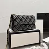 装飾フェイクダイヤモンドショルダーバッグレディースデザイナー白と黒のバッグかわいいサイズのクラシックバージョンスクエアフリップ財布エレガントなスタイルのポケット