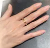 2021 modedesigner Guldbrevband ringer Bague för Lady Women Party Wedding Lovers Gift Engagement Smycken med låda