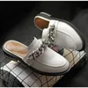 Kvinnors Sandaler 2021 Kedjehotell Röd Tofflor Metal Wrap Flat Luxury Designer Casual Skor Mjukt Läder Skoa Storlek 5-40