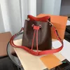 2021 Lyxig Berömd Designer Kvinnor Mode Handväskor Axelväskor Korskroppskåpa Bag Bucket Plain Leather String Interior Zipper Pocket 00