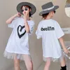 Flickor T-shirt Klänning för sommar Barnkläder av barn Mode trend Kärleksklänning för 5-14 år gamla tjejer Q0716