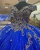 2023 الترتر اللامع تول فساتين Quinceanera Toyal الأزرق والذهبي الخرز المطرزة كريستال فستاين سهرة / فساتين الحفلات قبالة الكتف الحلو 16 فستان 15 الفتيات