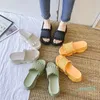Chaussures de polices de pantoufle pour femmes glissent les sandales de mode plate 8cm