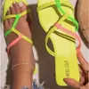 샌들 2021 여름 여성의 평면 오픈 발가락 싱글 라인 야외 슬리퍼 패션 버클 캐주얼 해변 신발 큰 크기 43