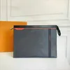 M61692 الرجال pochette الرحلة أدوات الزينة اليدين حقائب جلدية النساء مخلب حقيبة مستحضرات التجميل مصممي المغلفة قماش المعصم عملة محفظة