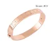 Europa Ameryka Fashion Style Mężczyźni Lady Kobiety Titanium steel Grawerowane V Inicjały Kwiat Pojedynczy Nit Nanogram Strass Bangle Bransoletka M64861 Rozmiar #17/#19