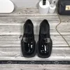 2023 Nya Dam Loafers Klänning Läderskor Designers Lyx Mode Design Fyrkantigt Huvud Spänne Casual Svart Sko Högkvalitativa Sneakers