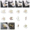 Luxury Women Designer Brand Lettera Spille Placcato oro 18 carati Intarsio Cristallo strass Gioielli Spilla Fascino Ragazze Perla Pin Uomo Sposare Festa di nozze Accessori di stoffa