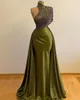 Luxus lange Abendkleider 2021 High Neck Meerjungfrau Stil Perlen Dubai Frauen Olive Green Satin formelle Promkleider3926385
