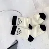 Vrouwen Driehoek Brief Sokken Zwart Wit Ademend Katoen Sok voor Gift Party Mode Kousen Hoge Kwaliteit