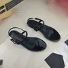 2021 Yeni varış tasarımcı Düz sandaletler metal şerit Siyah Rugan Kadın Haraç Gerçek Deri Mektup Sandalet metal toka kadın ayakkabı plaj parmak arası terlik slaytlar