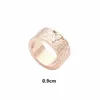 Mode Unisex Designers Smycken Män Kvinnor Ring i rostfritt stål Hollow Out V Initialer Graverade mönster Lovers Ringar Storlek 6-9