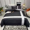 Juegos de cama de algodón de diseñador 4 piezas Tira de letras Impresión digital Ropa de cama Sábana de almohada Adulto Suave tamaño Queen Funda de edredón