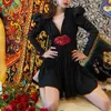 Изумерское женское черное платье V-образным вырезом блестение красных губ высокая талия плиссированная мода мини сексуальная вечеринка 210525