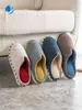 Vinter Ny Solid Flock House Kvinnor Bomull Tofflor Sovrum Minne Skum Par Unisex Skor Varm Plysch Inomhus Män Ladies Slipper W220218