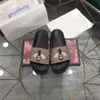 Designer män kvinnor tofflor gummi glider sandal platt blommor jordgubbe tiger bin gröna röda vita webbskor strand utomhus flip flops blommor låda 35-48