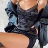 Женщины Sexy V-образные шеи мини-кружева Sparcing Satin платье черный спагетти ремешок Slim Fit Bodycon Party Club 210623