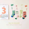 Primavera otoño 4 pares de calcetines de bebé Dibujos animados coreano Plaid Flower Tube Socks Boys Girls Calcetines de algodón para 1-8 años Niños 211028