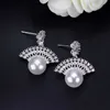 Vintage Design Tiny Cubic Zirconia Stones Inställning Elegant Fan Shape Dangle Drop Pearl Earring för Kvinnor CZ052 210714