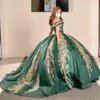 2023 Modest Dark Green Gold Appliques Quinceanera Dresses Off Shoulder With Sleeves Beaded Long Train Sweet 16 Dress Prom Party239i