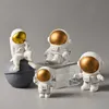 Home Decor Astronaut Figuren Spaceman mit Mond Skulptur dekorative Miniaturen Kosmonaut Statuen Geschenk für Mann Freund 210607