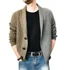 Ebainhui цвет контрастности мужчины свитер три кнопки вязаные свободные V-образные вырезыватели мужской кардиган толстый отворот британский стиль мужская вязаная куртка