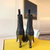 Sapatos de marca Novas botas curtas de grife Salto perfilado feminino Salto médio salto alto Clássico letra de luxo Moda bico fino padrão de tecido tamanho 35-42