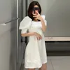 夏のエレガントな白いミニドレス女性のファッションパフスリーブプリーツパーティーESスクエアカラーカジュアルチュニックvestidos 210515