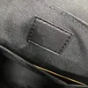 남자의 핸드백 럭셔리 디자이너 가방 엠보싱 가죽 메신저 가방 마그네틱 버클 세련되고 다재다능한 새로운 스타일 postm204f