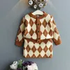 Set maglione per bambina Autunno Abbigliamento per bambini Giacca cardigan lavorata a maglia a quadretti Gonna corta Completo 2 pezzi 210611