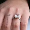 女性銅のためのファッションリングシンプルなジュエリーブライダルの結婚式の婚約指輪立方ジルコニアスクエアストーンギフトガール